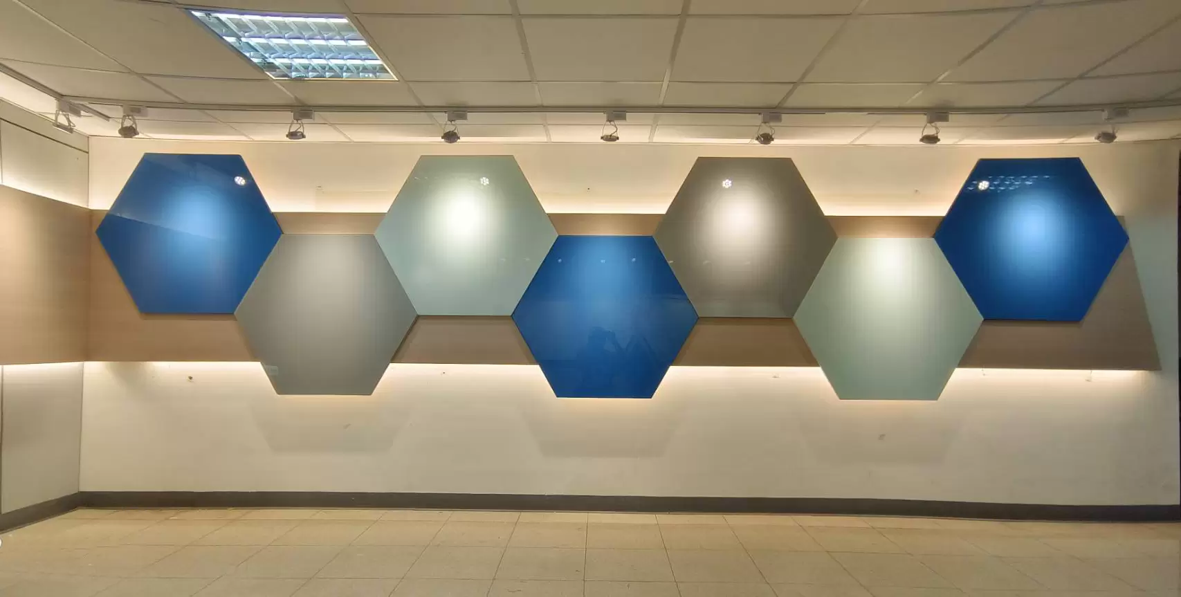 玻璃白板,展示板,公佈欄,標示牌,白板,壓克力,講桌,黑板,黑板裱框,掛畫軌道吊鉤螢幕,書報架,軟木公佈欄,板擦機,紅龍柱,掛畫軌道掛圖器,群策黑板,投影黑白板,群策黑板有限公司